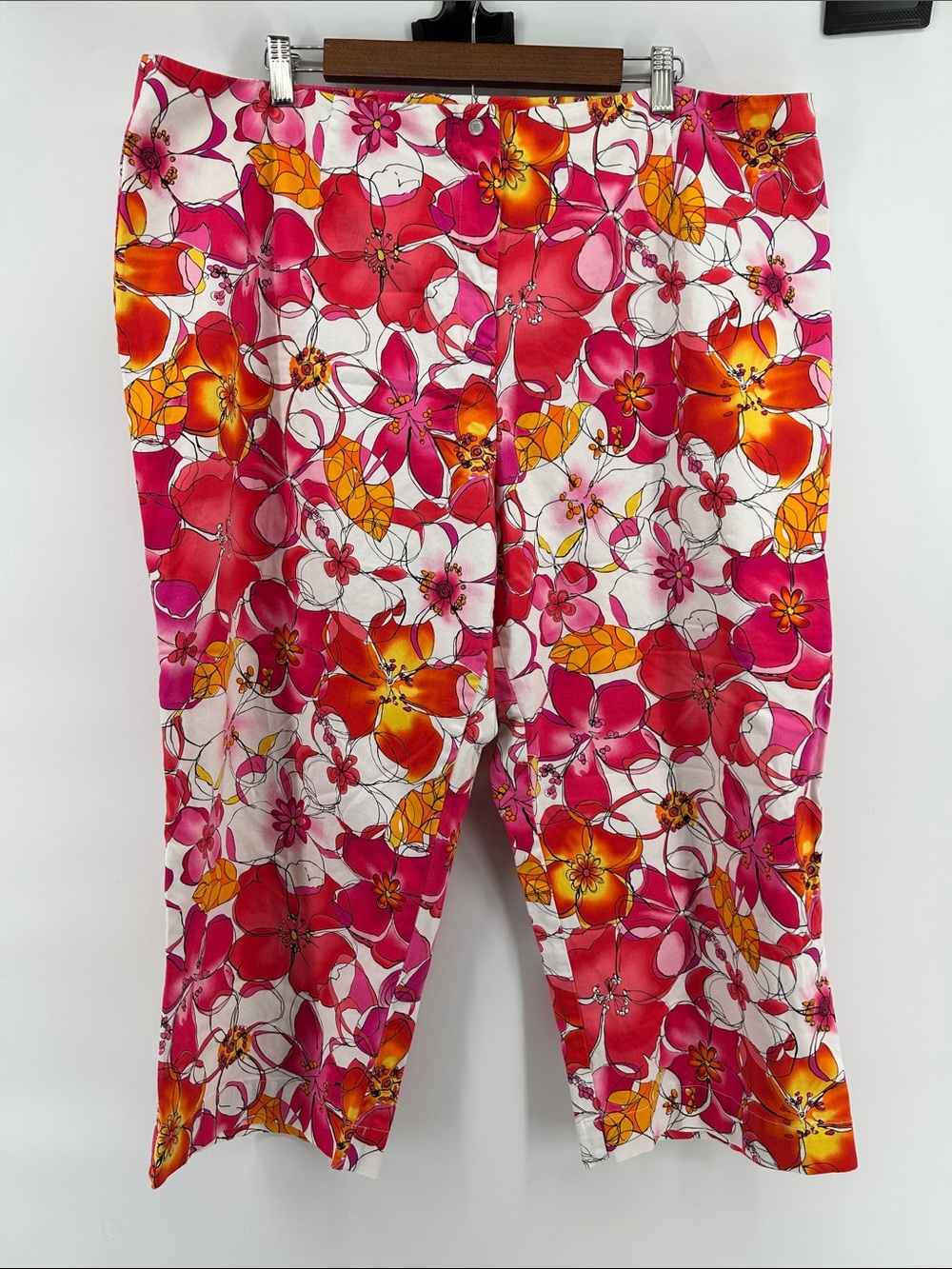 DLG Woman Floral Capri Knee Pants in Pink, Orange & White Womens Sz 2X Summer
